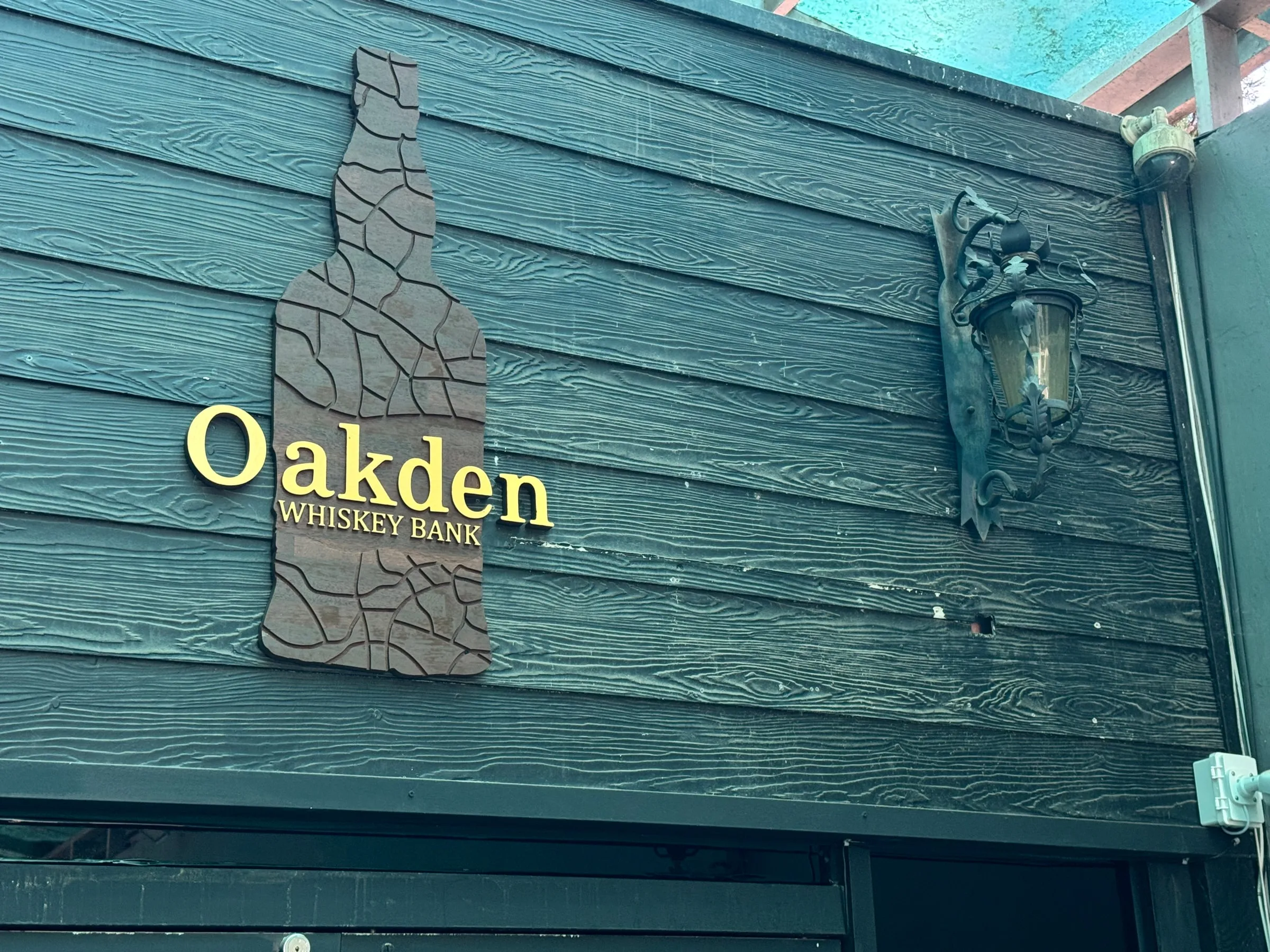 OAKDENの入口 — 地下1階へ続く階段