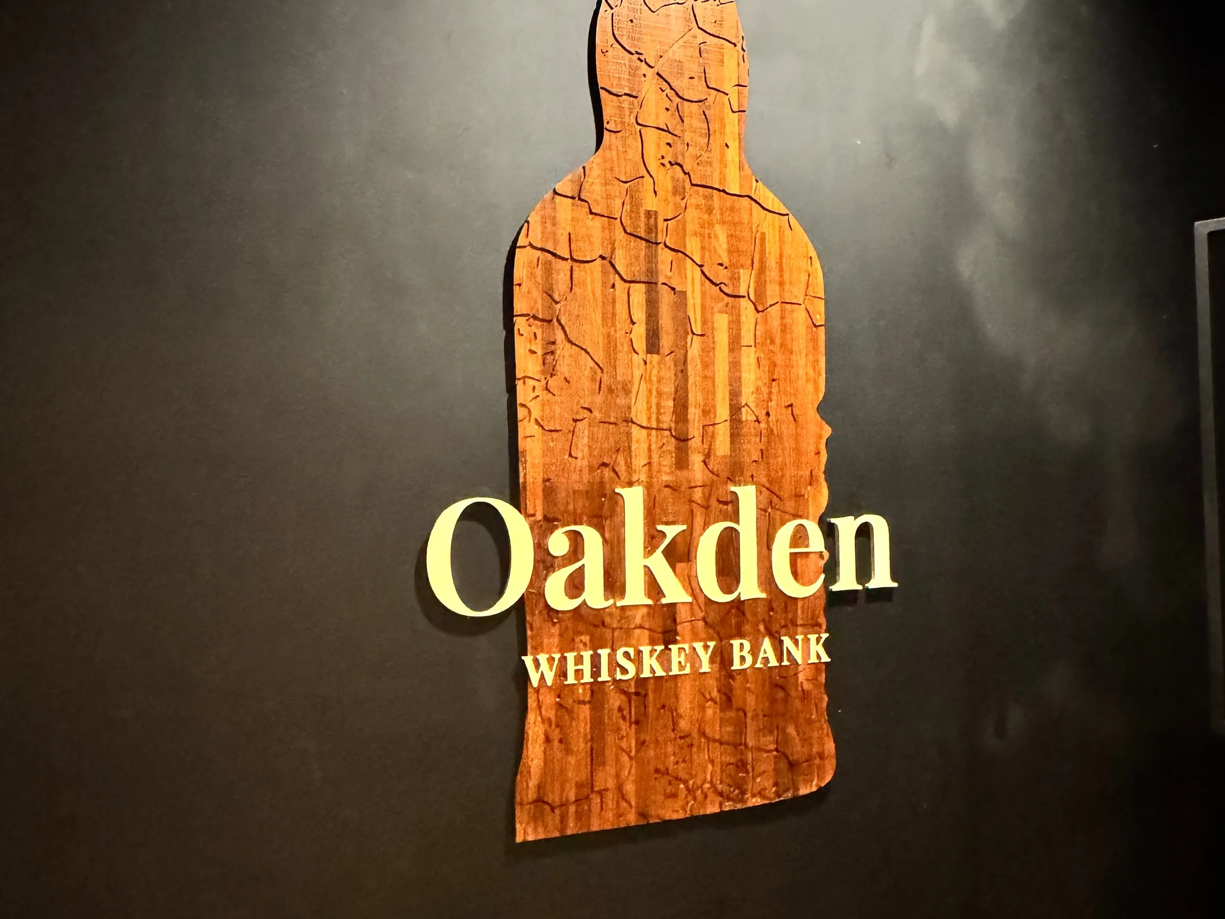 木で作られたOAKDENのウイスキーボトルのロゴウォール
